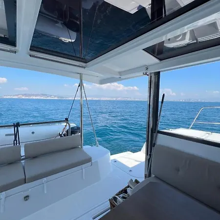 Private Exclusive Catamaran 'hang Loose' Botel
